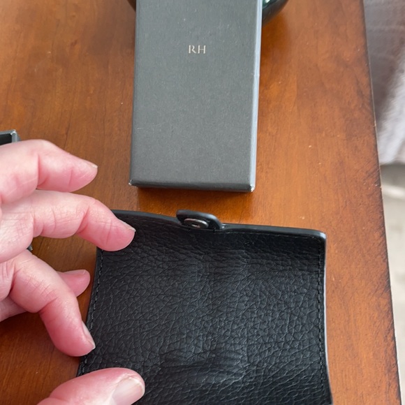 ♦️SOLD♦️Italian Leather Earbud Case - Picture 5 of 5